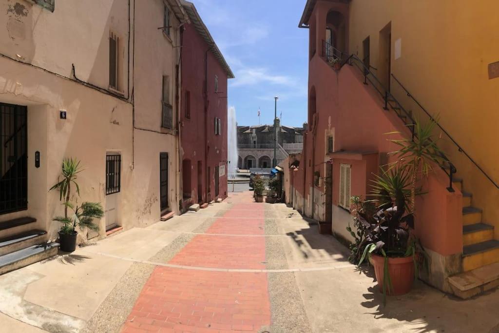 Between The Roofs Of Menton Old Town And The Sea Exteriör bild
